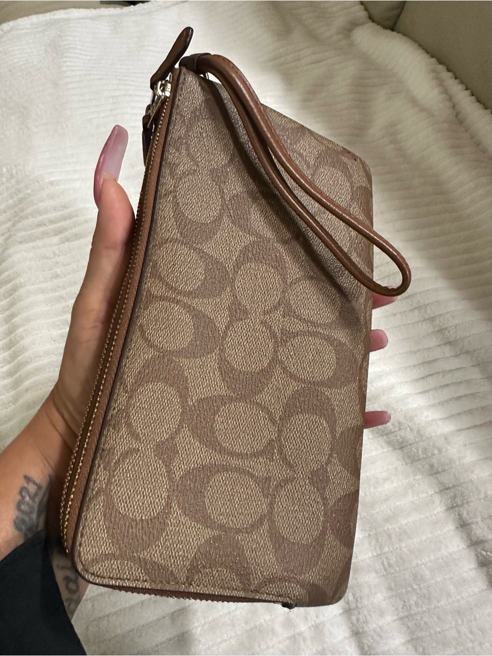 Coach Signature Canvas Wristlet in Brown/Tan large doble zíper